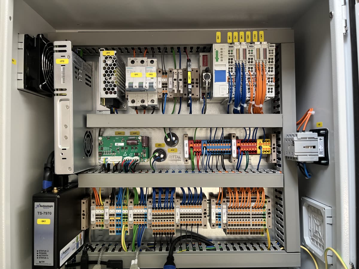 JRK-Kompaktschrank mit beschrifteten Siemens- und WAGO-Komponenten
