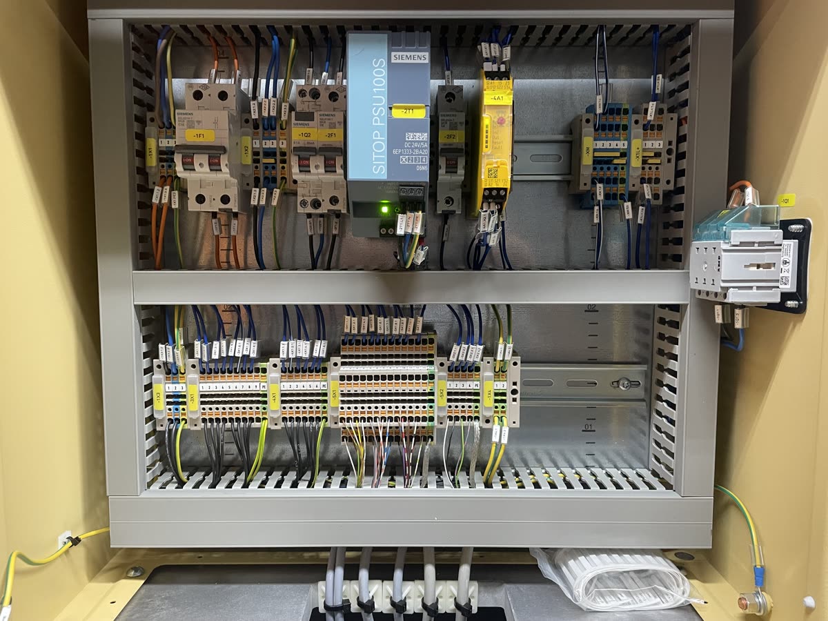 JRK-Schaltschrank, verdrahtet und beschriftet, mit Siemens-SITOP und Klemmen