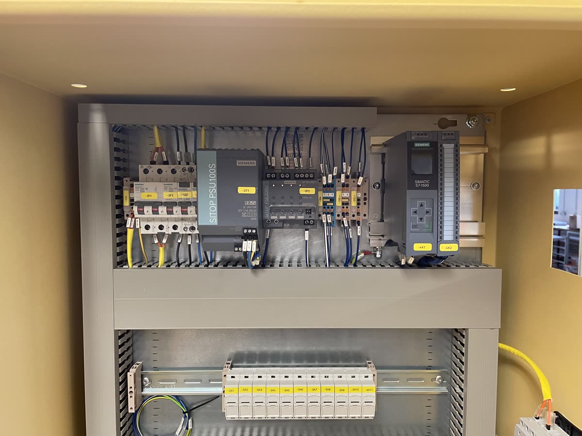 Siemens SIMATIC S7-1500 in einem JRK-Schaltschrank