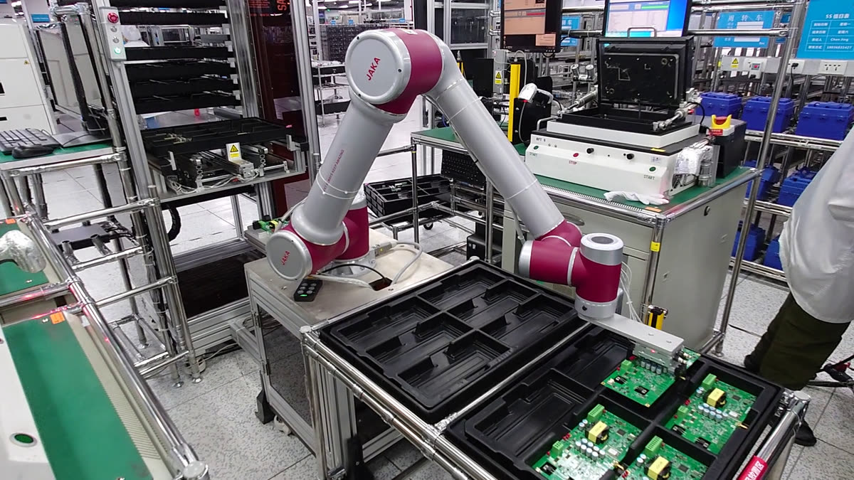 JAKA Cobot setzt Leiterplatten in Werkstückträger